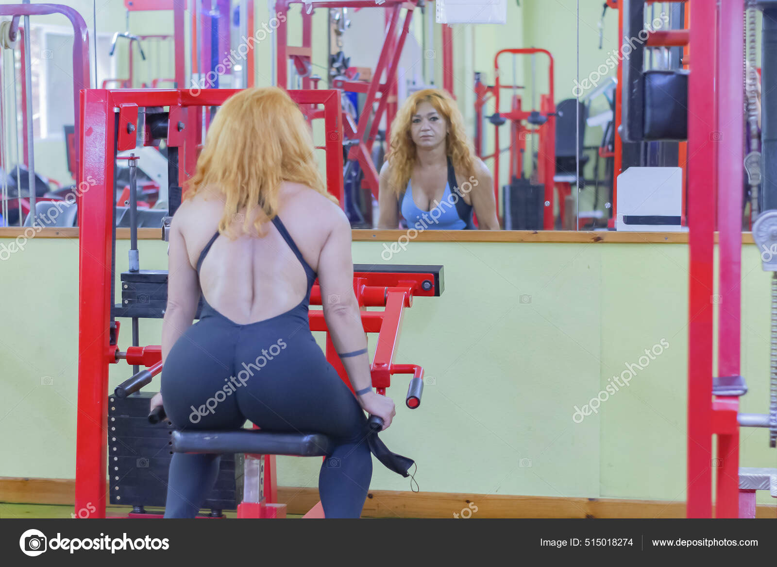 Uma Ruiva Gostosa Brasileira Forma Mulher Trabalhando Ginásio Olhando Para  fotos, imagens de © Wirestock #515018274