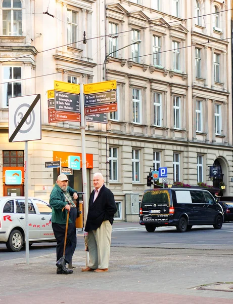 Poznan Polen April 2016 Zwei Ältere Männer Stehen Einer Kreuzung — Stockfoto