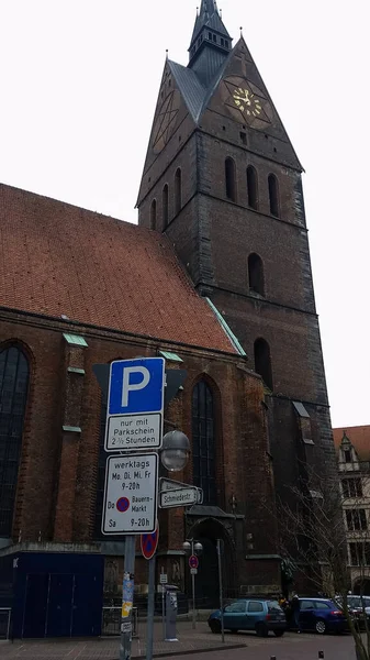 德国汉诺威 2018年3月14日 德国汉诺威市中心一个停车标志和教堂的垂直镜头 — 图库照片