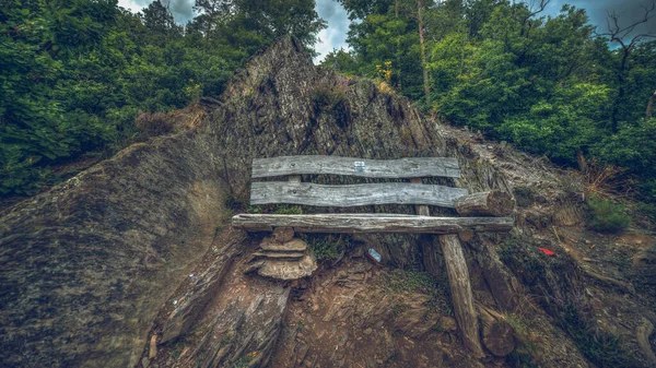 Viejo Banco Madera Pequeña Colina Con Árboles Densos Fondo Contra —  Fotos de Stock