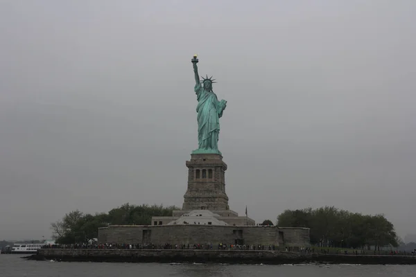 Una Vista Fascinante Una Hermosa Estatua Libertad Ciudad Nueva York —  Fotos de Stock