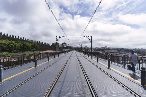 Festői Kilátás Egy Híd Porto Portugália Egy Felhős Háttér — Stock Fotó