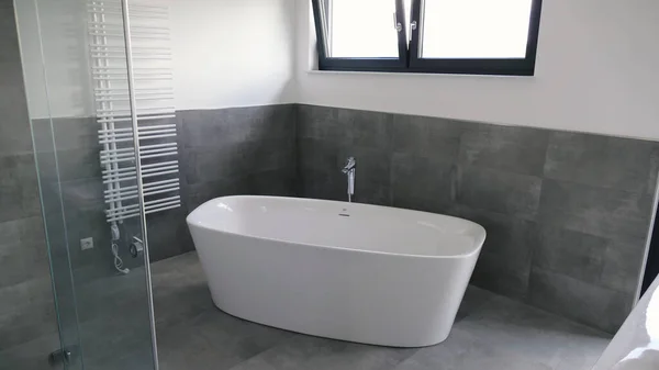 Banheiro Moderno Brilhante Uma Casa Cores Cinza Branco — Fotografia de Stock