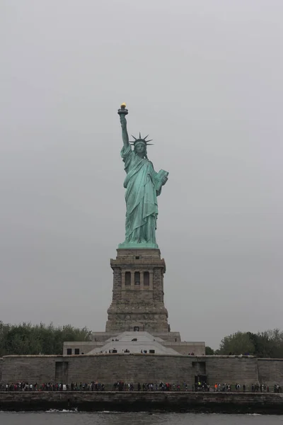Una Vista Fascinante Una Hermosa Estatua Libertad Ciudad Nueva York — Foto de Stock