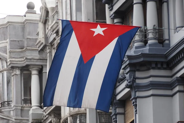 Εθνική Σημαία Της Κούβας Κρέμεται Ένα Κοντάρι Σημαίας Στο Δρόμο — Φωτογραφία Αρχείου