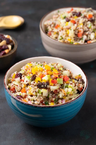 Plan Vertical Bol Avec Salade Quinoa — Photo