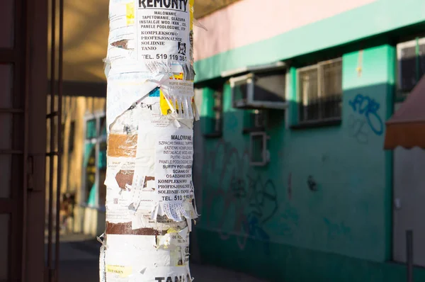 Poznan Polonia Marzo 2014 Poste Con Docenas Carteles Publicitarios — Foto de Stock