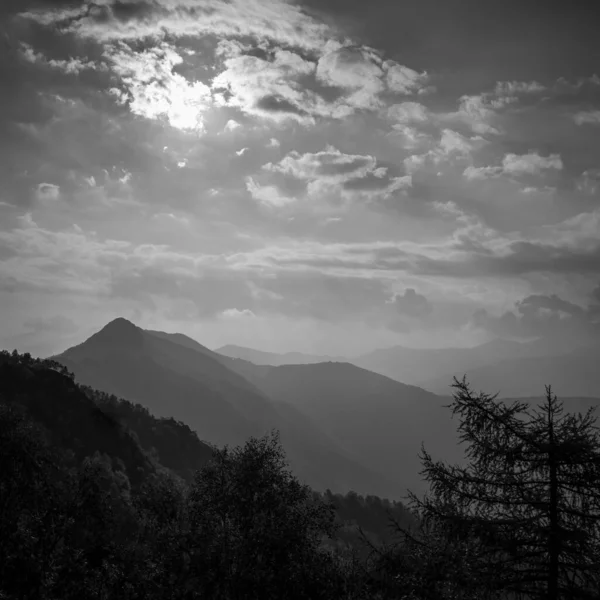 Graustufenaufnahme Der Berge Einem Sonnigen Tag Mit Einigen Wolken Himmel — Stockfoto