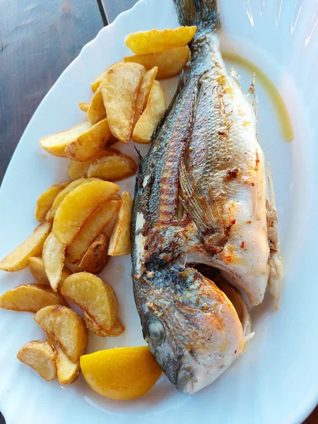 Una Vista Superior Una Deliciosa Comida Hecha Papas Fritas Pescado — Foto de Stock