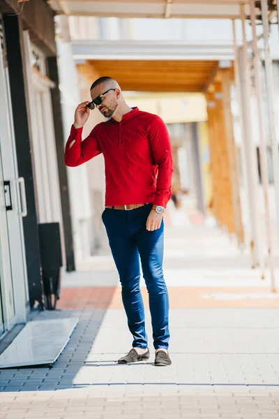 Een Coole Knappe Blanke Man Met Een Elegant Rood Shirt — Stockfoto