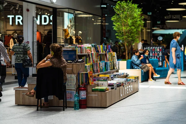 Bucharest Roménia Set 2021 Pessoas Shopping Center Alvenaria Targoviste Roménia — Fotografia de Stock