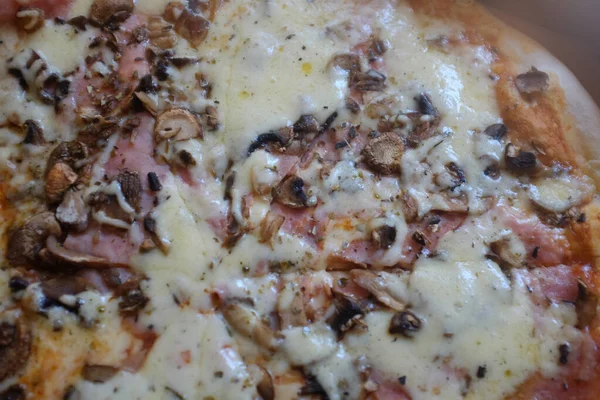 치즈와 버섯이 맛있는 피자의 — 스톡 사진