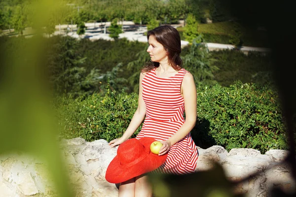 Uma Jovem Mulher Branca Vestido Listrado Chapéu Vermelho Segurando Appl — Fotografia de Stock