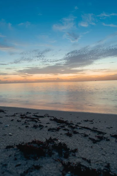 Colpo Verticale Una Bella Spiaggia Sabbia Tramonto — Foto Stock