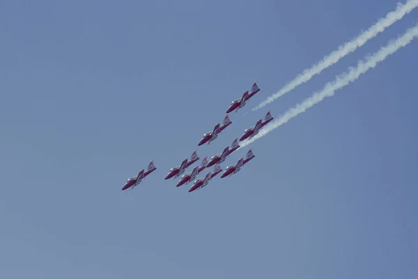 トロント カナダ 2021年9月5日 カナダのトロント航空ショーで飛行する軍用機のグループの閉鎖ショット — ストック写真