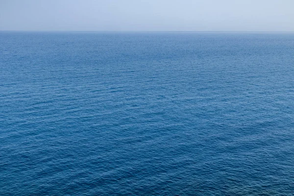Een Luchtfoto Van Diepblauwe Oceaan Met Oneindige Horizon — Stockfoto