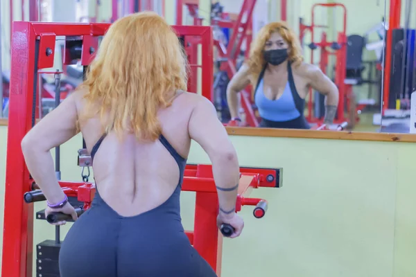 Brasileiro Ruiva Quente Apto Mulher Vestindo Uma Máscara Sportswear Exercitar — Fotografia de Stock