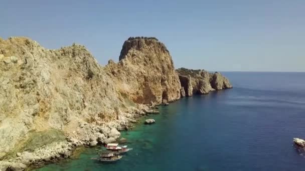 Smuk natur af havet i løbet af en fantastisk solrig dag på stranden – Stock-video