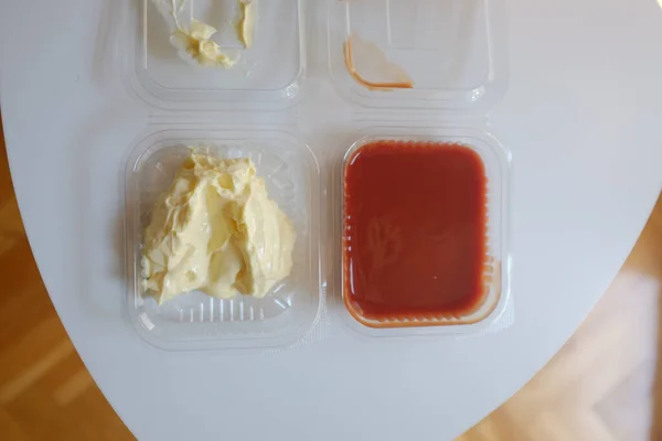 Una Vista Dall Alto Ketchup Salse Maionese Nel Bicchiere Plastica — Foto Stock