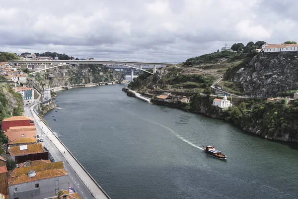 Une Vue Panoramique Une Rivière Pont Sur Fond Ciel Nuageux — Photo