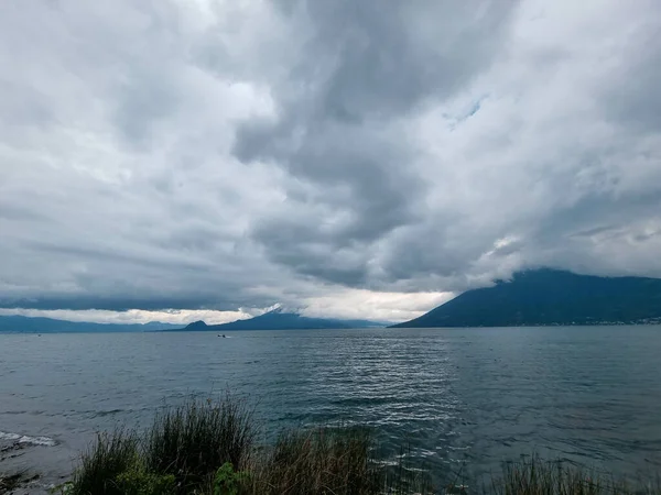 Paisaje Espeluznante Del Lago Atitlán Bajo Pesadas Nubes Grises Guatemala —  Fotos de Stock
