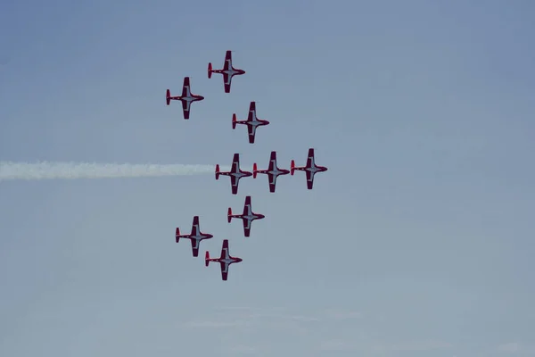 トロント カナダ 2021年9月5日 カナダのトロント航空ショーで空を飛ぶ軍用機のグループの閉鎖ショット — ストック写真