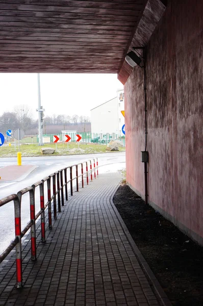 Poznan Polonia Enero 2015 Túnel Callejero Con Barrera Acera — Foto de Stock