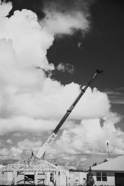 Сірий Знімок Будівництва Люди Які Працюють Крані Фоні Неба — стокове фото
