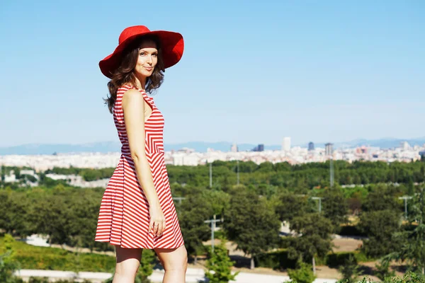 Uma Jovem Caucasiana Com Vestido Listrado Chapéu Vermelho Durante Uma — Fotografia de Stock