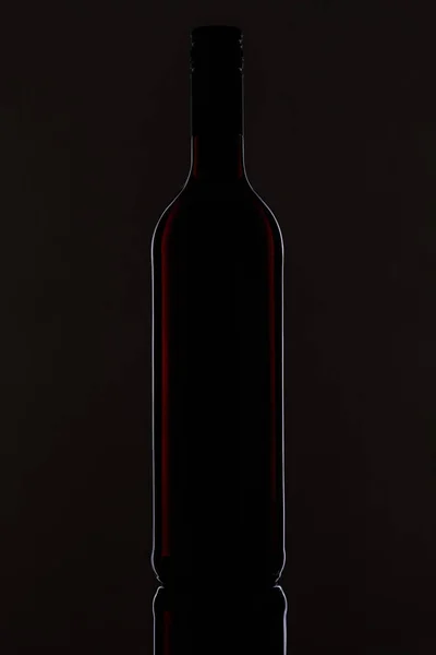 Siyah Arka Planda Izole Edilmiş Bir Şarap Şişesinin Dikey Görüntüsü — Stok fotoğraf