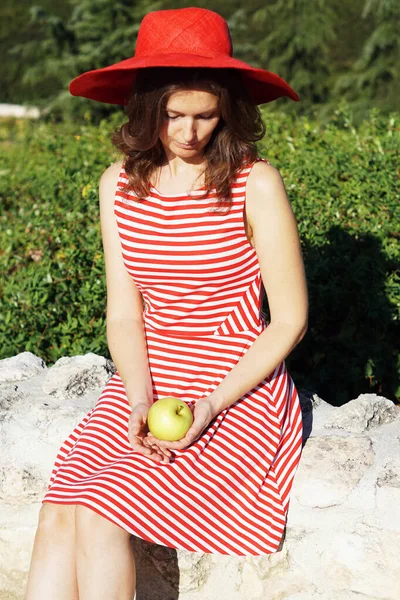 Uma Jovem Mulher Branca Vestido Listrado Chapéu Vermelho Segurando Uma — Fotografia de Stock