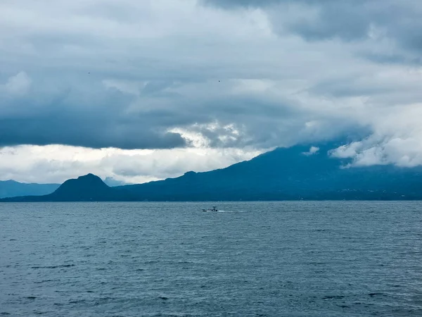Спокійний Краєвид Озера Атітлан Під Важкими Хмарами Гватемалі — стокове фото