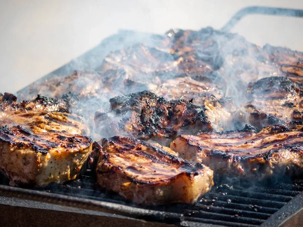 Egy Közeli Felvétel Főtt Húsról Grill Kereten Belül — Stock Fotó