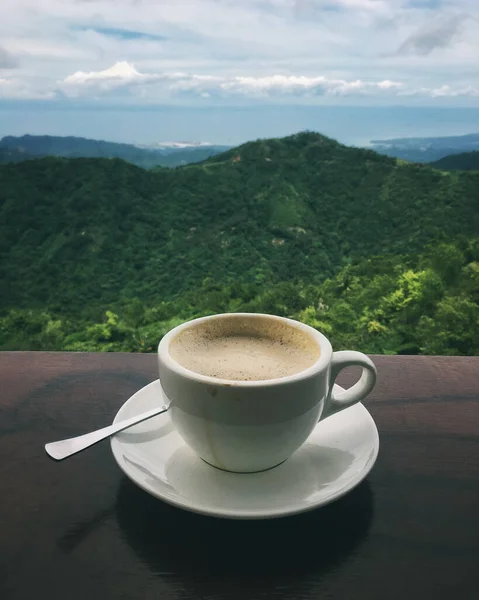 Bulutlu Bir Günde Dağlardaki Ahşap Balkon Pervazında Bir Fincan Kahvenin — Stok fotoğraf