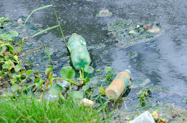 Primo Piano Una Bottiglia Plastica Gettata Fiume Concetto Inquinamento — Foto Stock