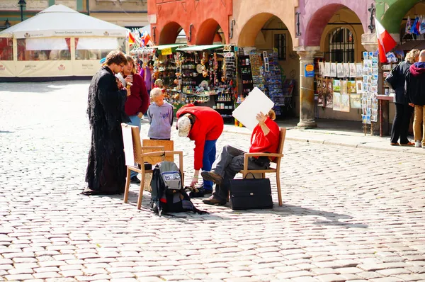 Poznan Polónia Setembro 2021 Grupo Pessoas Tendo Uma Entrevista Praça — Fotografia de Stock