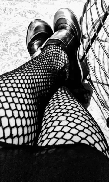 网状紧身衣女性腿的灰度镜头 — 图库照片