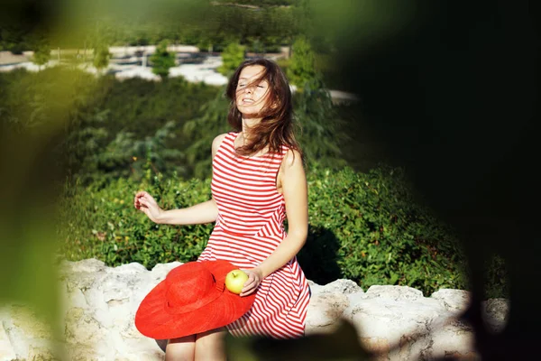 Uma Jovem Mulher Branca Vestido Listrado Chapéu Vermelho Segurando Uma — Fotografia de Stock