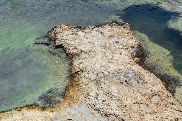 Μεγάλα Βράχια Κάτω Από Νερό Στη Θάλασσα — Φωτογραφία Αρχείου