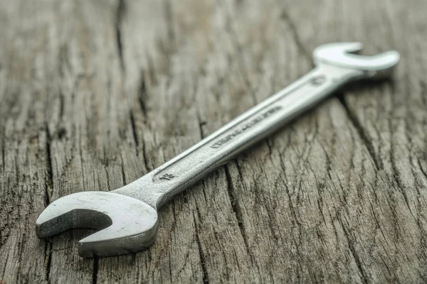 Una Llave Acero Cromada Vanadio Una Tabla Madera Rústica — Foto de Stock