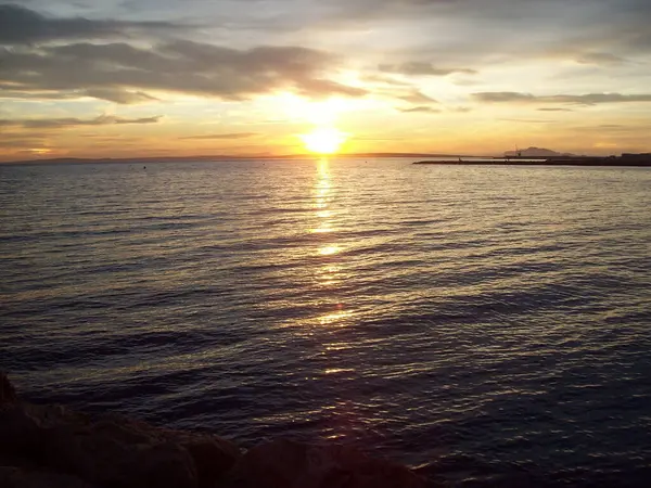 Uma Vista Panorâmica Belo Mar Calmo Pôr Sol — Fotografia de Stock