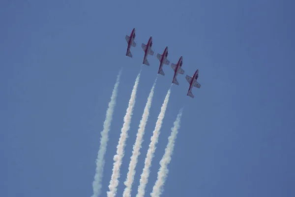 2021年9月5日 在2021年多伦多航展 2021 Toronto Airshow 上飞行的一组军用飞机的特写镜头 — 图库照片