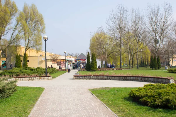 Poznan Polsko Března 2014 Klidná Krajina Lidí Kráčejících Pěšině Parku — Stock fotografie