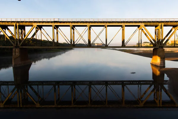 Beau Cliché Pont Fait Pour Les Trains Qui Traversent Lac — Photo