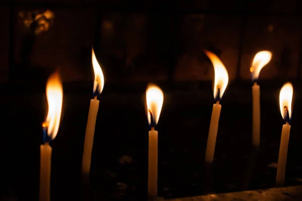 Ένα Κοντινό Πλάνο Κεριά Καίγονται Έντονα Πάνω Μαύρο Φόντο — Φωτογραφία Αρχείου