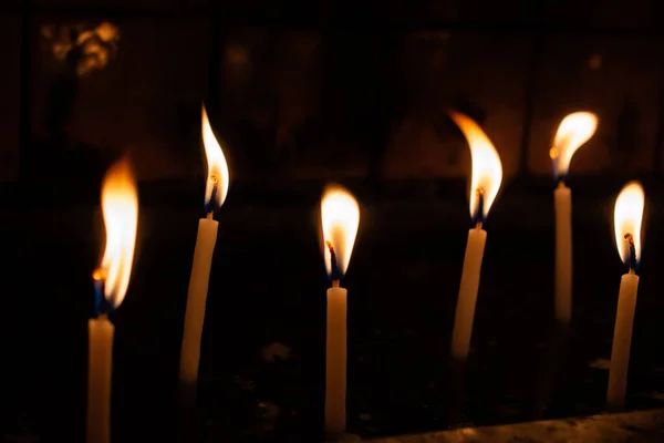 Primer Plano Velas Ardiendo Brillantemente Sobre Fondo Negro — Foto de Stock