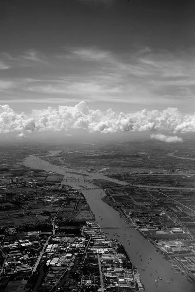 Uma Vista Aérea Tons Cinza Uma Cidade Céu — Fotografia de Stock