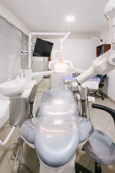 Eine Vertikale Aufnahme Eines Leeren Raumes Einer Zahnklinik Mit Maschinen — Stockfoto