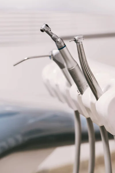 Eine Vertikale Aufnahme Von Elektrischen Zahnärztlichen Instrumenten Zum Polieren Des — Stockfoto
