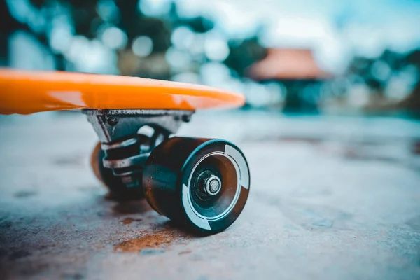 밖에서 오렌지 스케이트 보드의 바퀴의 클로즈업 — 스톡 사진